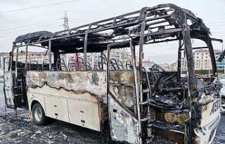 İşçi servisi alevlere teslim oldu, faciadan dönüldü