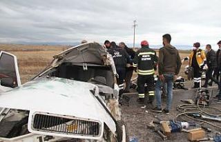 İşçi servisi ile otomobil çarpıştı: 2 yaralı