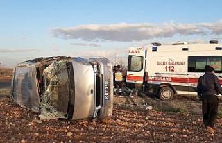 İşçileri taşıyan midibüs takla attı: 8 yaralı