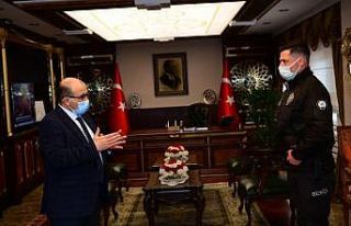 İskeleden denize düşen genç kızı kurtaran kahraman...