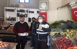 İskilip’de vatandaşlara ücretsiz maske dağıtıldı