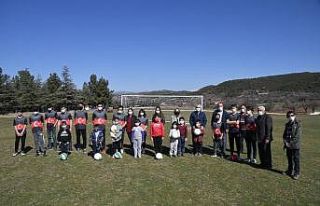 Isparta’da Kozluca köyüne futbol sahası ve oyun...