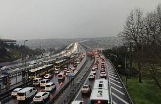 İstanbul’da kar yağışı trafiği durma noktasına...