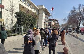 İstanbul’da vergi dairesi önünde uzun kuyruklar