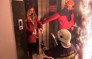 İtfaiye erinden asansörde mahsur bıraktığı kız...