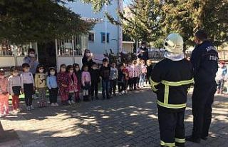 İtfaiyeci erlerinden miniklere yangın eğitimi