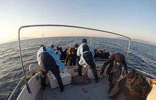 İzmir açıklarında 76 düzensiz göçmen kurtarıldı