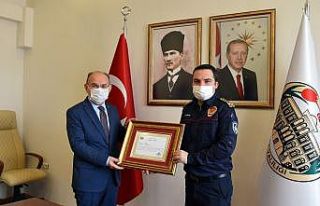 İzmir depreminde görev alan itfaiye personeline...