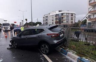 İzmir’de dolu yağışı yolları kayganlaştırdı,...