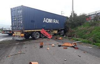 İzmir’de faciadan dönüldü: İki tır ile kamyon...