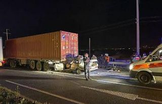 İzmir’de otomobil tıra çarptı: 1 ölü