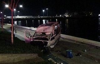 İzmir’de servis minibüsü sahil bandına uçtu:...