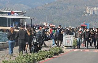 İzmir’de vatandaşlar Kordon’a akın etti, yoğunluk...