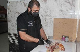 İzmirlilerin vazgeçilmez lezzeti közde şiş kuzu...