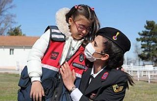 Jandarma ekipleri Down sendromlu çocukları unutmadı