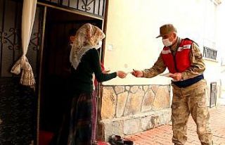 Jandarma ekipleri ev ev dolaşarak vatandaşı bilgilendiriyor