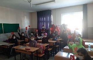Jandarma ekipleri okullardaki öğrencileri bilgilendiriyor