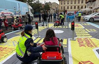 Jandarma ekiplerince, çocuklara uygulamalı trafik...