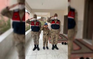 Jandarma’dan down sendromlu çocuğa üniformalı...