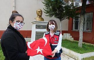 Jandarmadan miniklere bayrak hediyesi