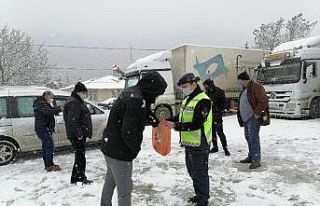 Jandarmadan yolun açılmasını bekleyen tır sürücülerine...