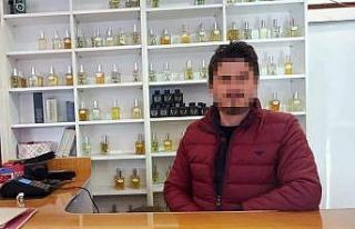 Kabinde kıyafet deneyen müşteriyi görüntülediği...