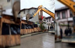 Kaçak işletme yıkıldı