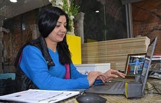 Kadın dediğin bir eliyle dünyayı, bir eliyle beşiği...