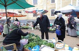 Kadın pazarcı esnafına çiçek takdim edildi