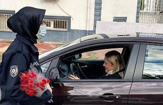 Kadın sürücülerin ceza korkusu çiçekle son buldu