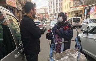 Kadınlar gününde kağıt toplayan kadınlar ve...