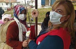 Kadınlar Günü’nü fidan dağıtarak kutladılar