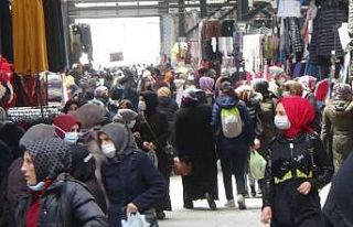 Kadınlar kıyafet pazarına akın etti