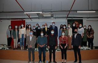 Kadınlar, yeni iletişim teknolojilerini kullanarak...