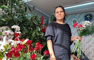 Kadınlara çiçekler kadın elinden