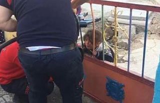 Kafası demir korkuluğa sıkışan çocuğun imdadına...