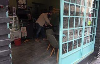 Kafe ve restoranlar ilk masa müşterilerini almaya...