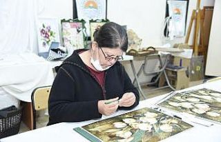 Kağıtları keserek 3 boyutlu tablo yapıyorlar