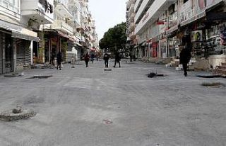 Kahramanlar Caddesi’nde yenileme çalışmaları...