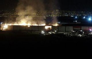 Kahramanmaraş’ta fabrika yangını drone ile görüntülendi