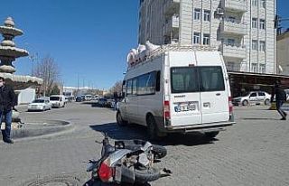 Kahta’da motosiklet ile minibüs çarpıştı: 2...