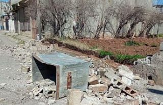 Kahta’da  şiddetli rüzgar duvar yıktı