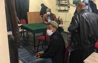 Kahvehanede kısıtlamaları ihlal eden 25 kişiye...