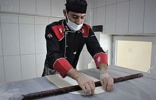 Kahveli baklava yaptı, siparişlere yetişemiyor