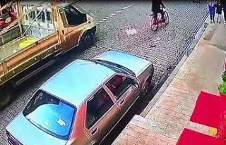 Kamyonet bisikletliye çarptı: Kaza anı kamerada