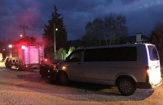 Kamyonet ile otomobil kafa kaya çarpıştı, 2 kişi...