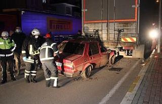 Kamyonun altına giren otomobildeki sürücü yaralandı