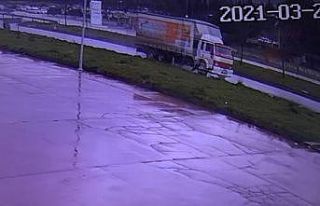 Kamyonun lastiği fırlayıp park halindeki otomobile...