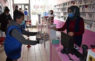 Kandilde vatandaşlara lokum ikram edildi