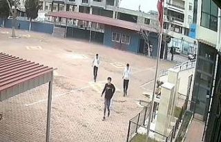 Kantinden yiyecek çalan hırsızlar önce kameraya...